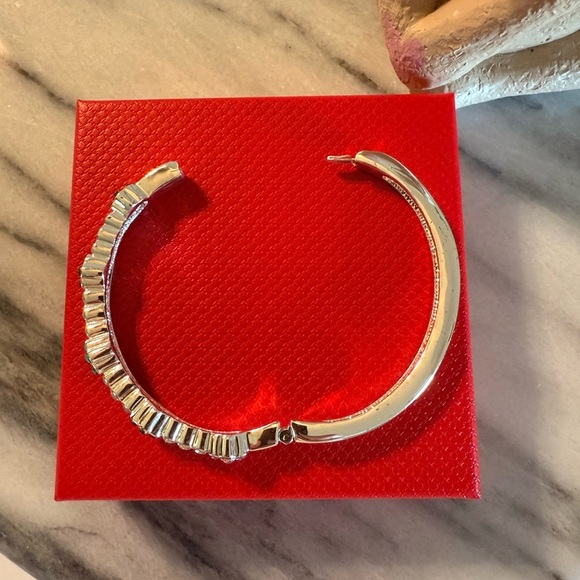 Silver Tone Flower Bracelet Rhinestones Secure Clip Closure Fashion Jewelry - Picture 11 of 14